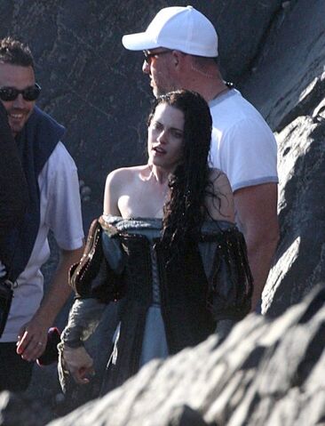 File:Kristen-stewart-snow-white-set-3-09292011-01-430x563.jpg