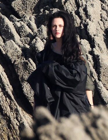 File:Kristen-stewart-snow-white-set-3-09292011-09-430x556.jpg