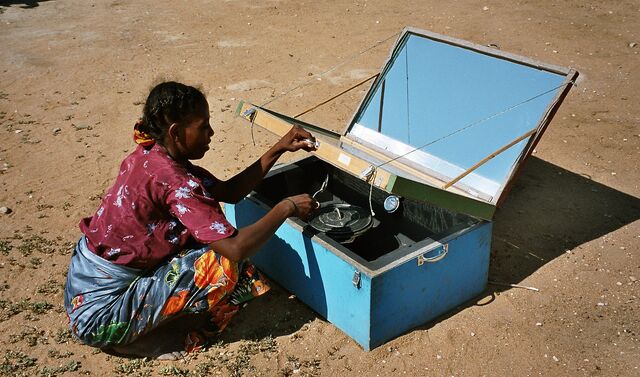 File:Kochen mit Solarkocher1.jpg