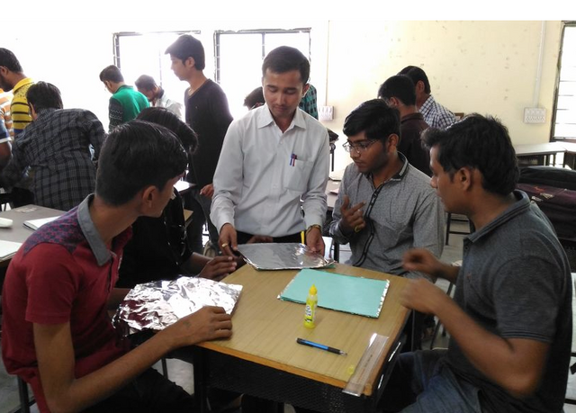 File:Alzubair Saiyed leads solar cooker workshop for engineering students, 11-28-16.png
