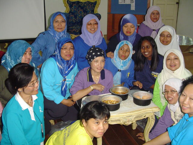 File:Nak bergambar dengan hasil masakan.jpg