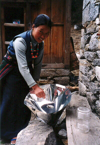 File:SolarTrekkerscookerECOlodgeDemo.jpg