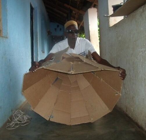 File:Jorge Seidi with parabolic cooker.jpg