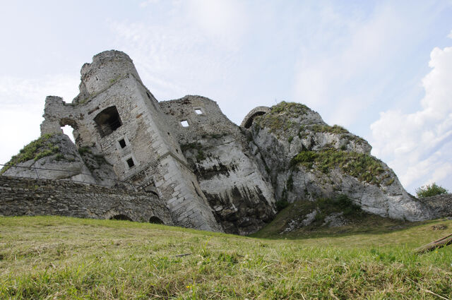 File:Ruined castle.jpg