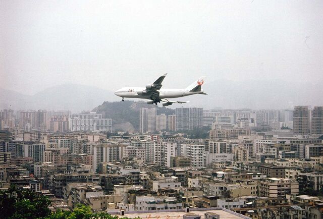 File:HKG Hong Kong a Jumbo Jet approaches Kai-Tak Airport.jpg