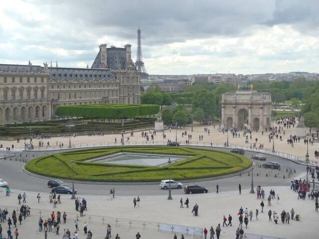 File:Pyramide Inversée.jpg