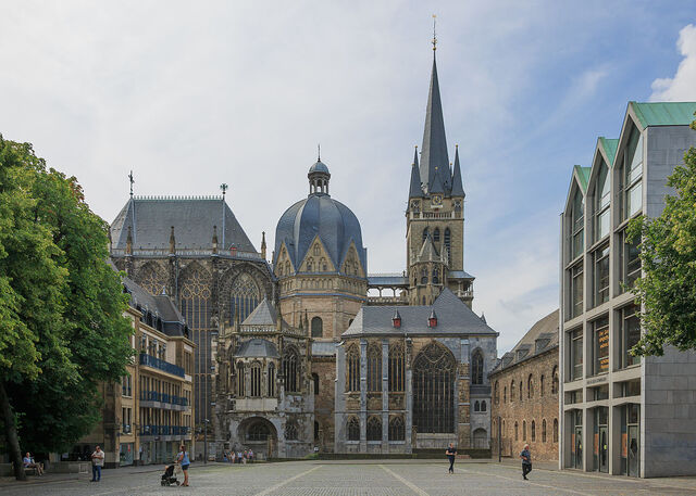File:RealWorld Aachen Cathedral.jpg