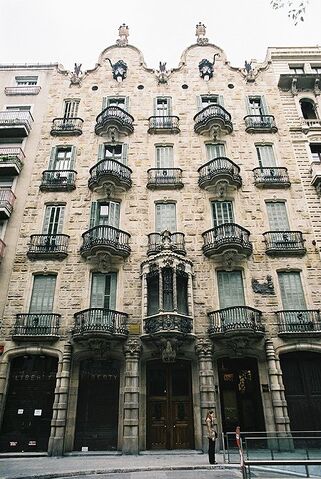 File:RealWorld Casa Calvet.jpg