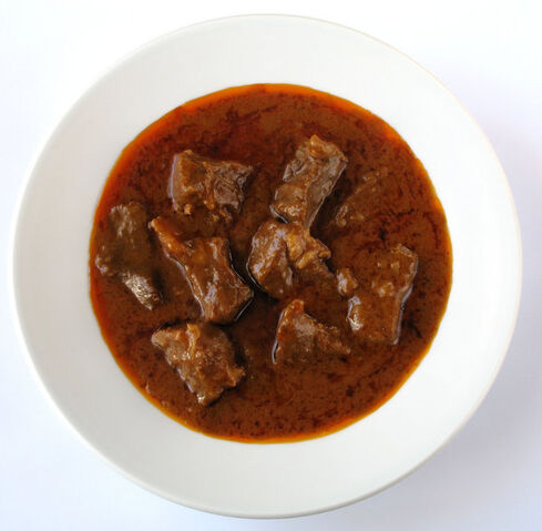 Bestand:Puntzakje Friet goulash.jpg