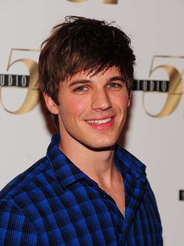 File:Matt-lanter-casual-blue-shirt.jpg