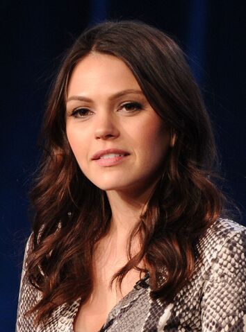 File:Aimee-teegarden-star-crossed-panel-at-2014-tca-presentations-in-pasadena 8.jpg
