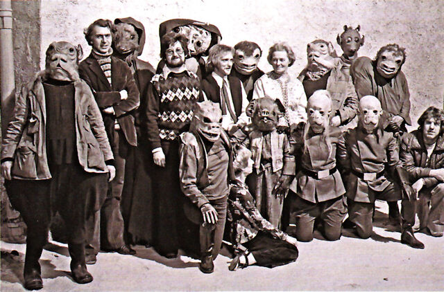 File:Mos Eisley BTS group shot.jpg