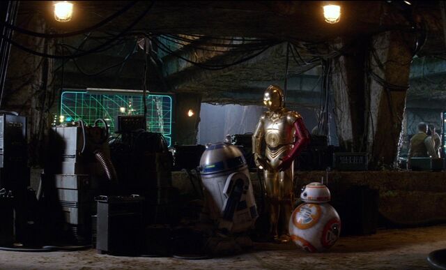 File:Threepio-R2-TFA.jpg
