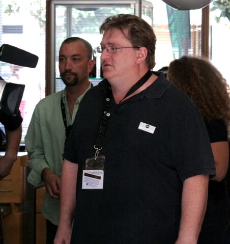 File:Gabe newell doug lombardi.jpg
