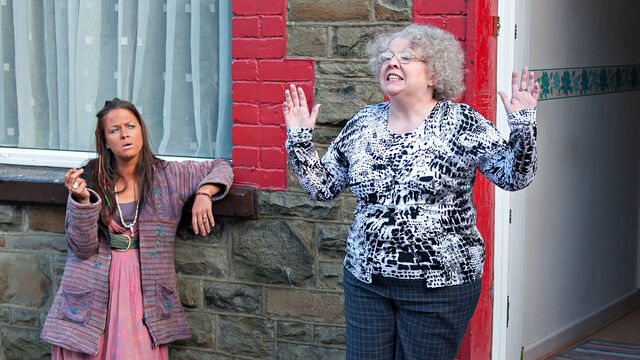 File:Stella-S03E01-Brenda-16x9-1.jpg