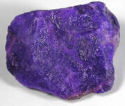 Pierre-sugilite brute.jpg