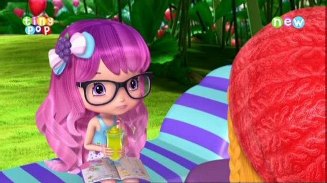 File:Sweet holding a smoothie.png