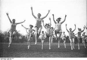 Bundesarchiv Bild 102-11617, Hannover, Schülerinnen der Logis-Schule