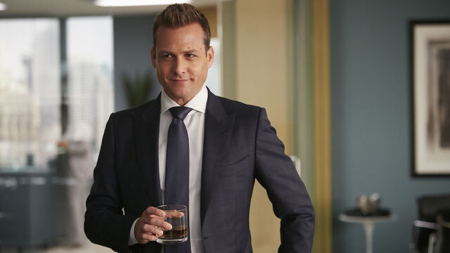 File:S04E07Promo09 - Harvey.jpg