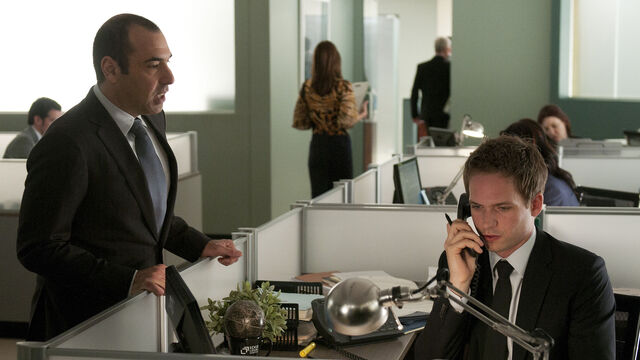 File:S01E02Promo03 - Louis Mike.jpg