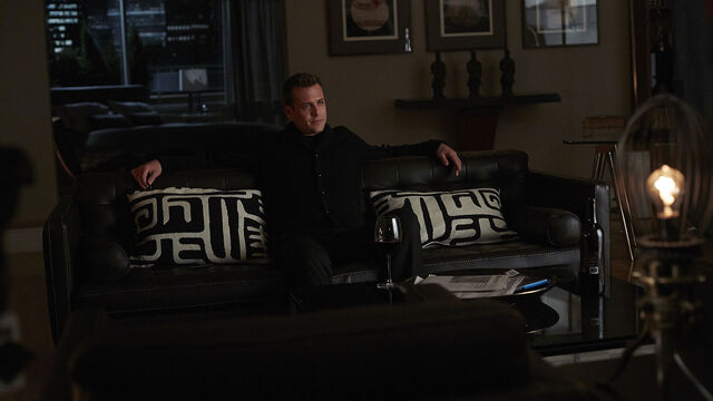 File:S04E13Promo02 - Harvey.jpg