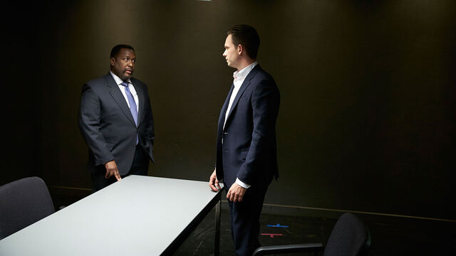 File:S05E11Promo20 - Robert Mike.jpg