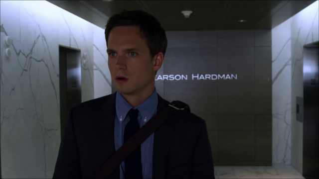 File:S01E01P33 Mike Pearson Hardman.png