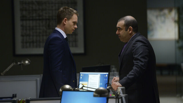 File:S03E12Promo06 - Mike Louis.jpg