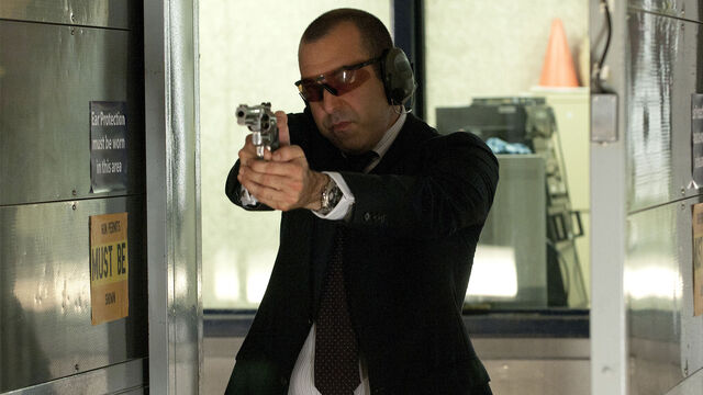 File:S01E08Promo06 - Louis.jpg
