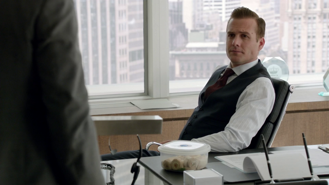 File:S01E05P037 Harvey.png