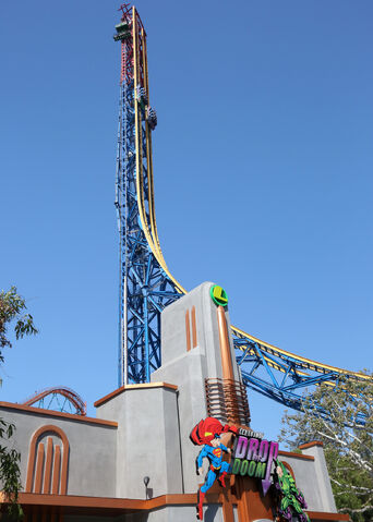 File:Lex-Luthor-Drop-of-Doom-long-view-of-ride-with-both-Lex-Luthor-and-Superman-vehicles-near-top-of-tower-COURTESY-SIX-FLAGS-MAGIC-MOUNTAIN.jpg
