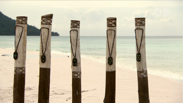 File:Amulet7 RobinLove.png