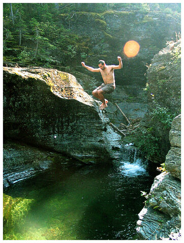 Datei:21035113.Cliff.Jumping.jpg
