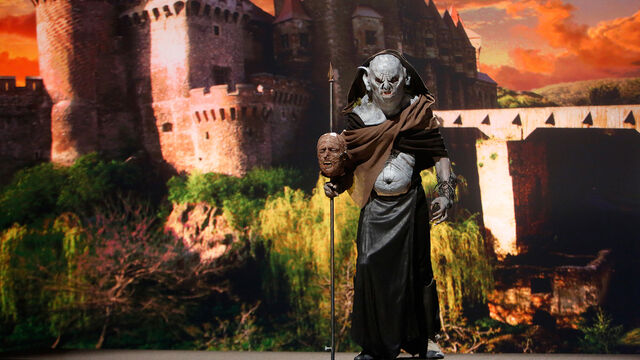 File:Julian S8 Ep6 Spotlight.jpg