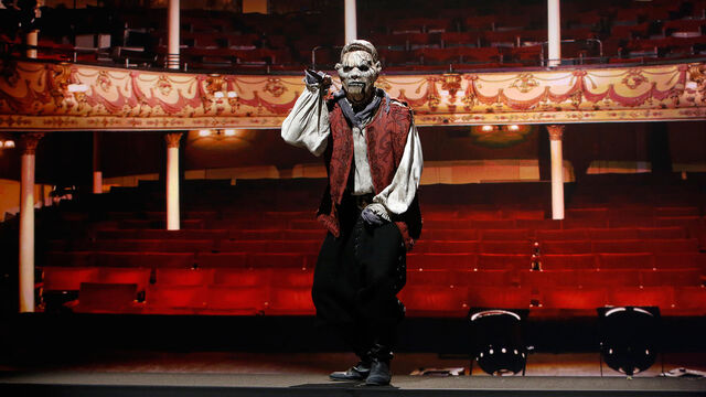 File:Julian S8 Ep12 Spotlight.jpg