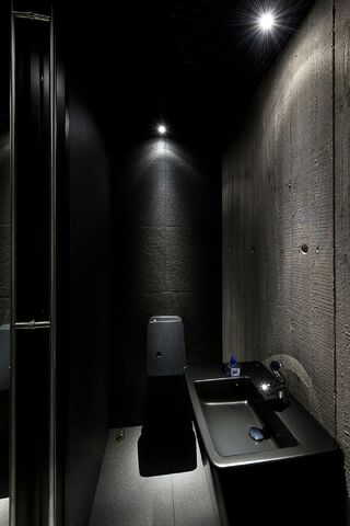File:Woods-House-Kaunas-Lithuania-Dark-Bathroom.jpg
