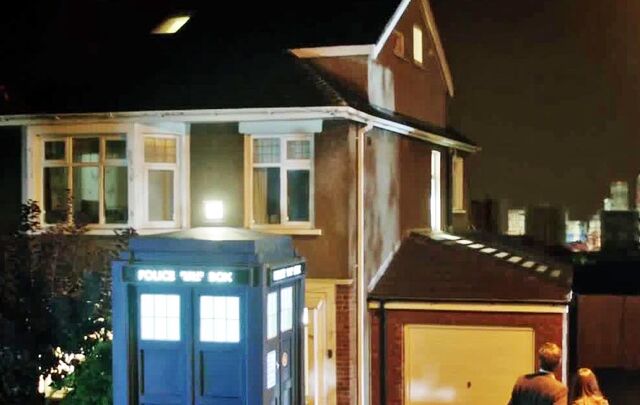 File:30OakAtNight.jpg