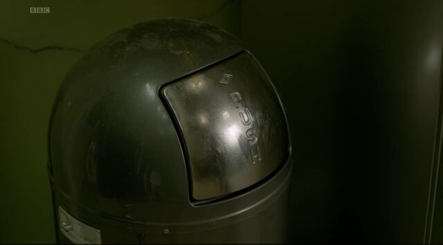 File:Crack in The Lodger.jpg