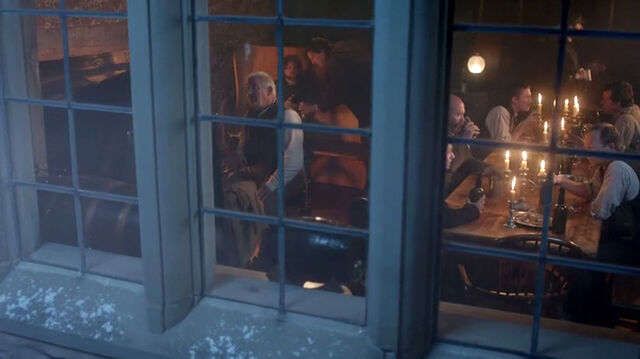 File:RoseAndCrown-windows.jpg