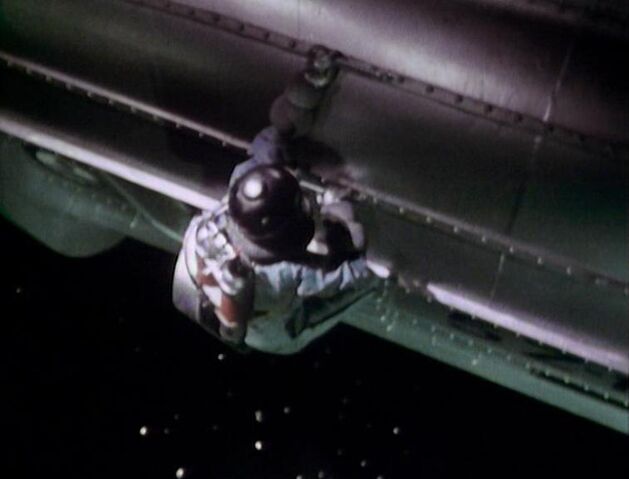 File:Clambering.jpg