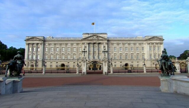 File:Buckingham Palace.jpg