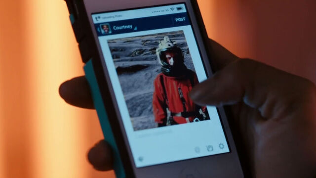 File:Courtney uses Tumblr.jpg