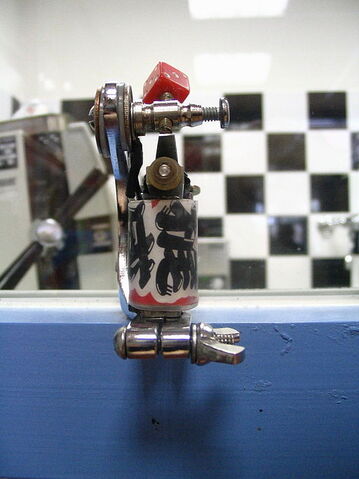 File:Tattooing machines3-tattoo kit.jpg