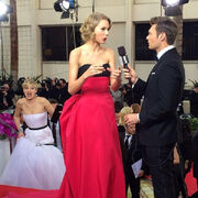 Rs 600x600-140112171208-600.jlaw-taylor-swift-photobomb-instagram