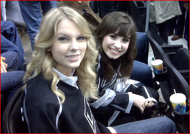 File:Taylor-swift-demi-lovato.jpg