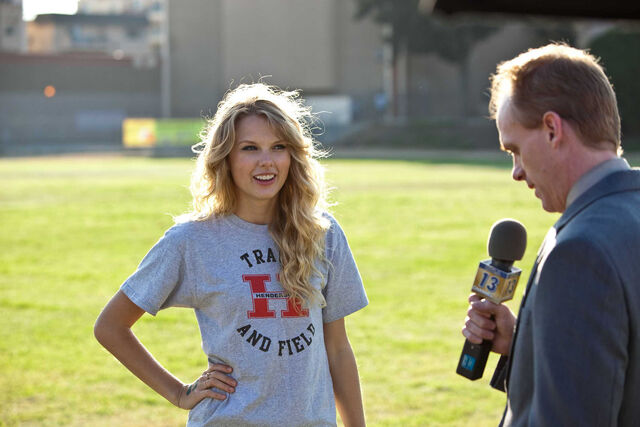 File:Valentines-day-taylor-swift.jpg