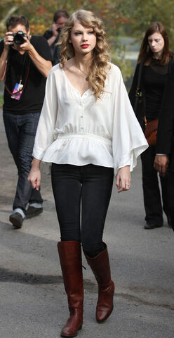File:Taylor+Swift+arrives+Central+Park+perform+-bvkd4XfpXXl.jpg