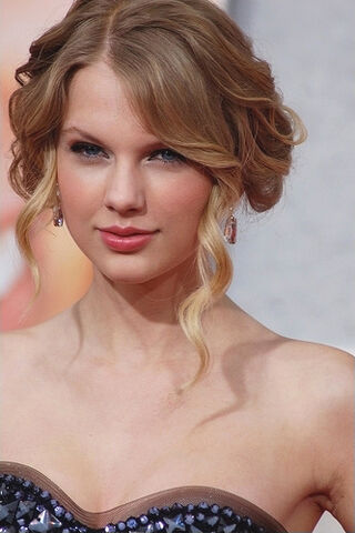 File:TaylorSwiftApr09.jpg