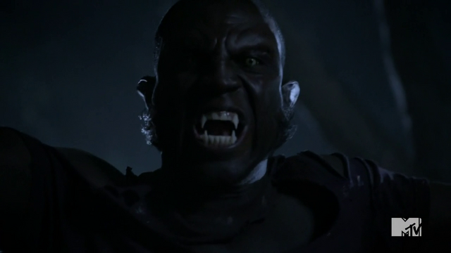 Datei:Teen Wolf Season 3 Episode 3 Fireflies Sinqua Walls Vernon Boyd werewolf face.png