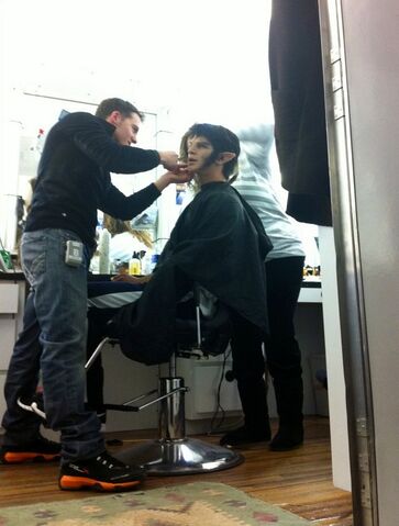 Datei:Behind-The-Scenes-teen-wolf-Season-2-Tyler-maske.jpg